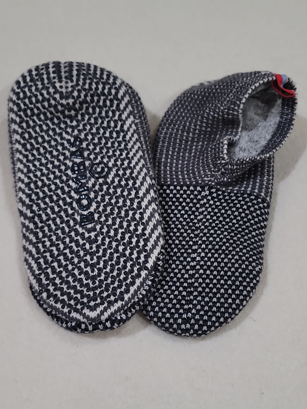 Like NEW Bombas Unisex Gripper Slippers/shoe Socks Size L (M 10-12.5, W 12-14)